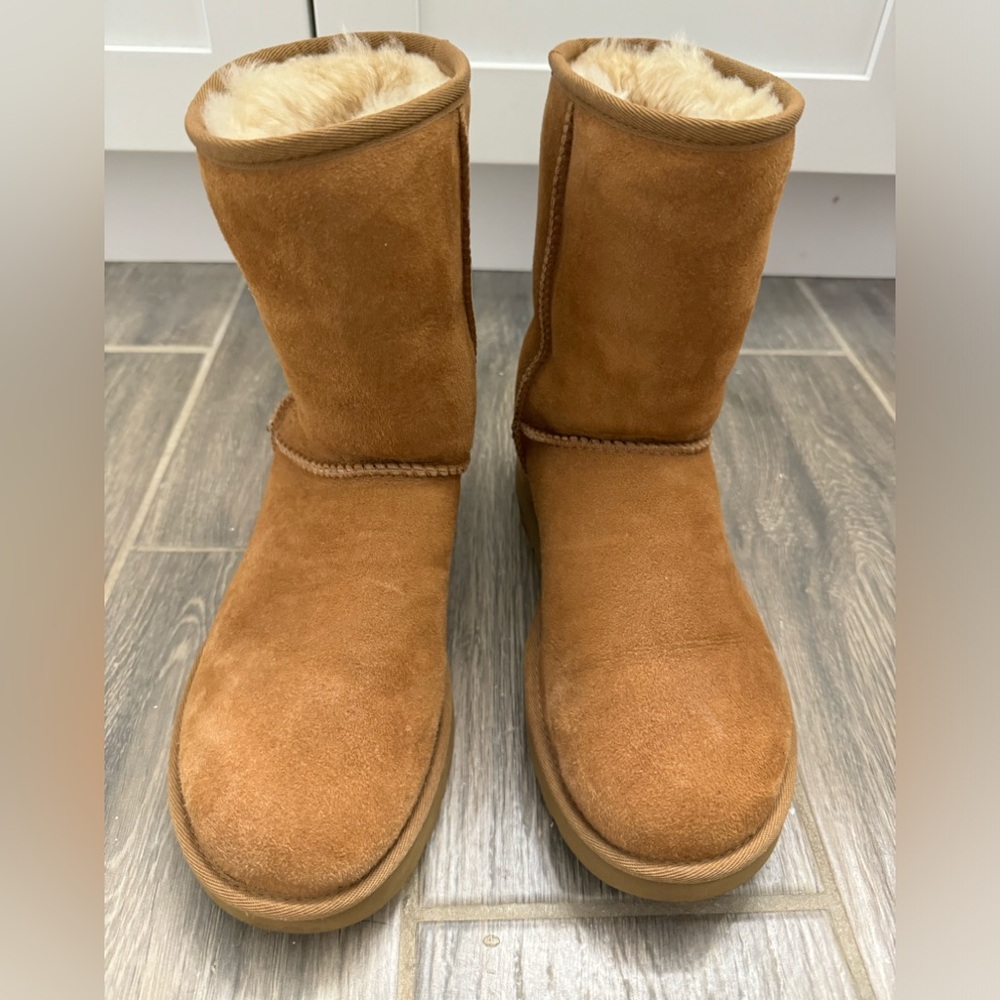 UGG Women’s Classic Short ll *Chestnut* Size 8